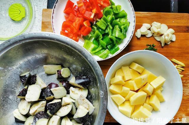  土豆|茄子土豆和青椒做出一盘地三鲜，成本也就5块左右，好吃赛过肉