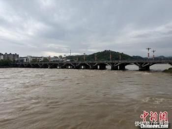 福建邵武遭遇强降雨 当地全力组织抢险救灾