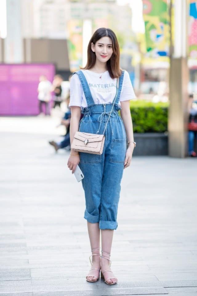 时髦|街拍:时髦大方的时尚美女,牛仔装的搭配潇洒又气派,休闲又不失女人味