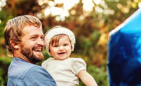 大叔|60岁大叔将仿真娃娃当女儿养,用10万买衣服,网友:畸形的父爱