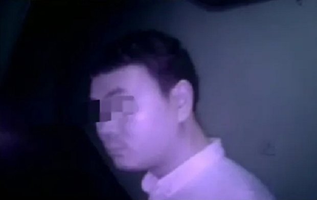 乘客|男子飞机上猥亵20岁女乘客90分钟，并与其搭讪，被抓后：她没反抗