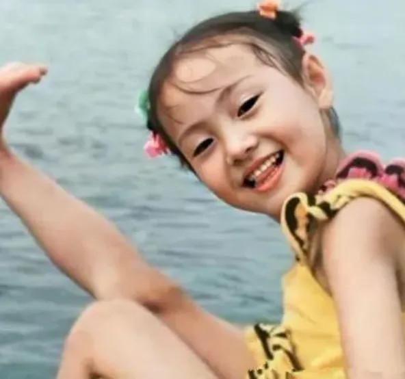  童年|4个顶级流量明星的童年照，热巴一眼认出，最后一个粉丝也认不出！