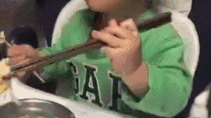 苹果|搞笑GIF：弟弟每天都会给姐姐洗苹果吃