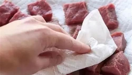  厨房纸|解冻肉时，马上用水泡就错了，大厨教你一招，吃起来跟鲜肉一样