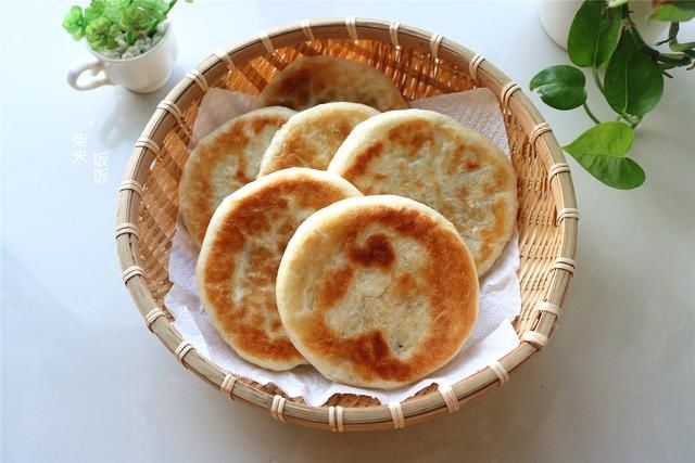 面团|这小饼太好吃了，外皮酥香，饼内柔软，没有菜也能吃两个