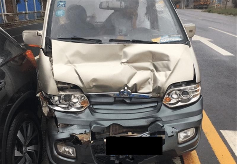  质量|探岳被面包车追尾，车主：只是等个红绿灯，你还想验下新车质量？