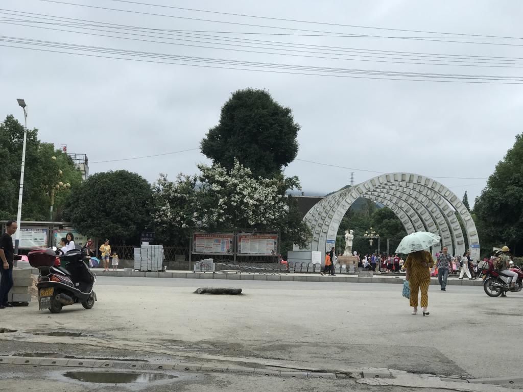  盘踞|盘踞花垣县城二小路口多年的这个拦路虎何时才能移除！