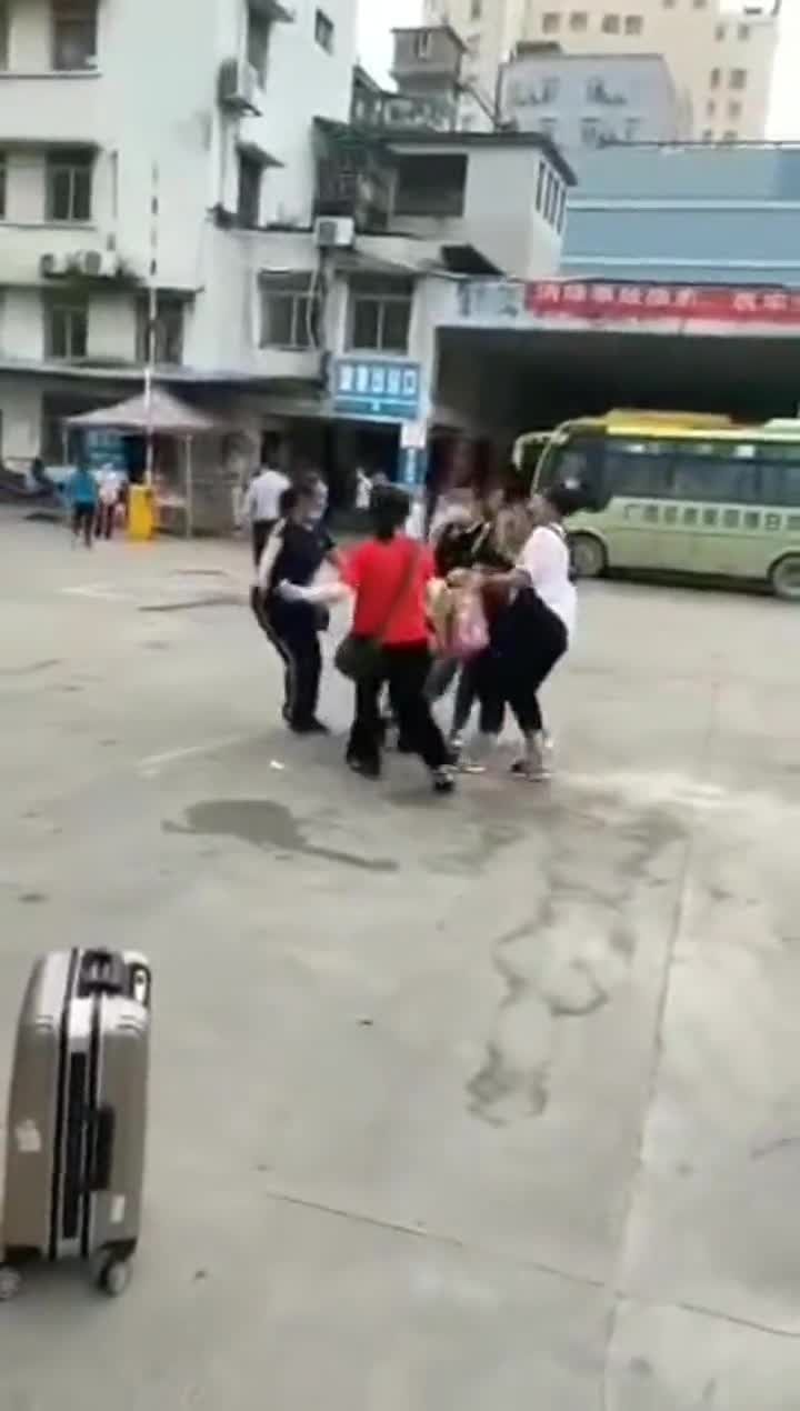 发生|一男乘客被5名拉客女子包围拉拽，无奈大喊“抢劫”！事发博白