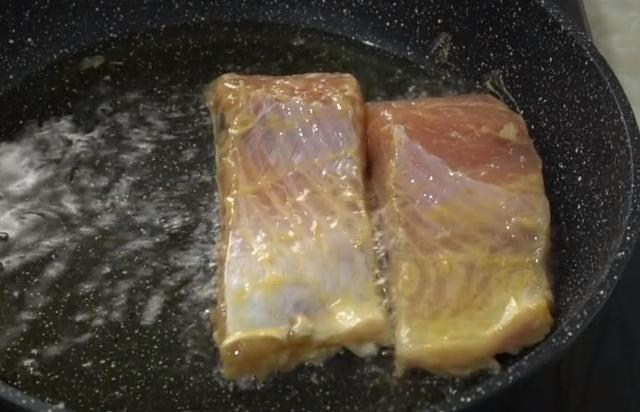  清洗干净|鲤鱼最过瘾的吃法，不加水煮不用蒸，鲜嫩无腥味，5斤鱼一顿解决