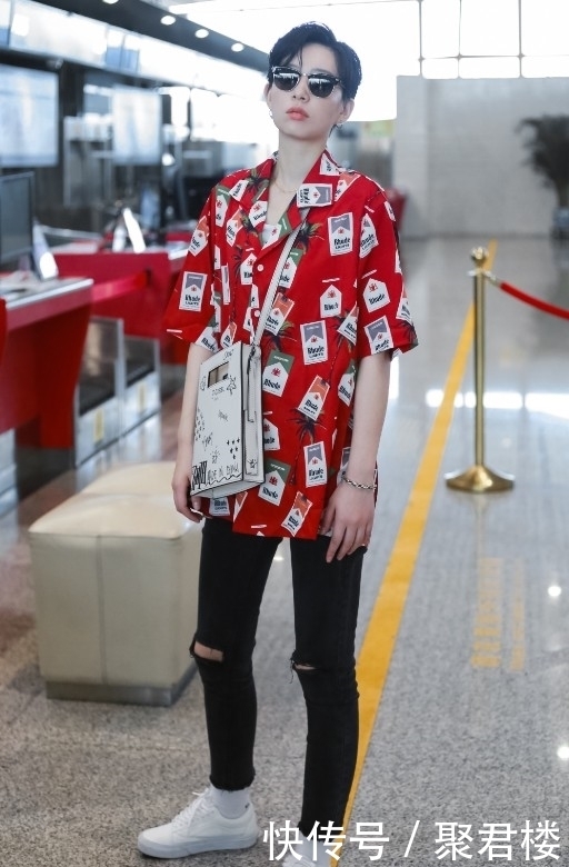 老头|李斯丹妮是闹哪样，剪男式短发还穿老头衫，网友：男女都分不清了