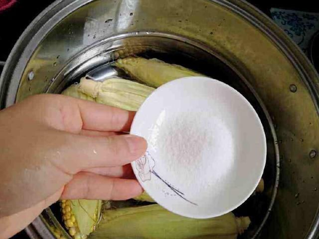 煮熟|煮玉米,最忌讳煮熟就吃,多加这2样,玉米香甜软糯,每天吃不腻