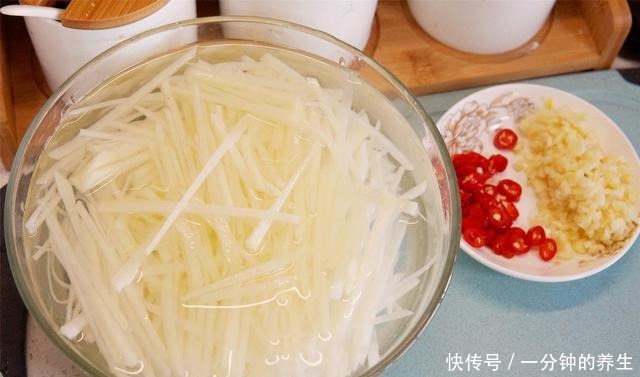 土豆丝|炒土豆丝,用醋的时间是关键,做错的人不少,难怪没饭店的好吃