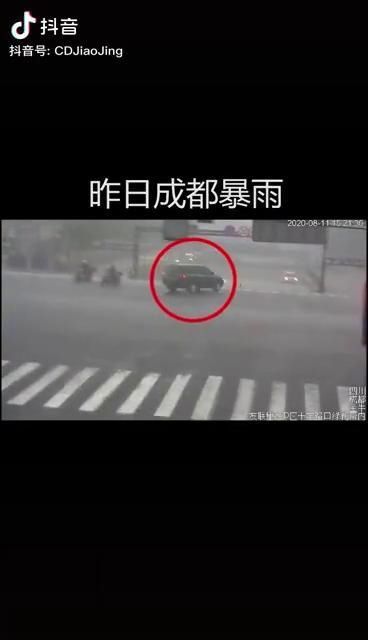  越野车|生死救援！越野车被困积水下穿 成都民警讲述救援全过程