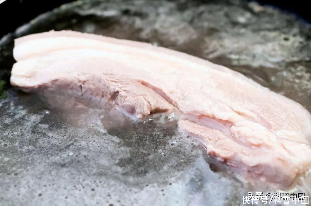 肉可以直接泡水解冻吗(不要再把肉泡水里解冻了，正确的方法只有 3 种！)