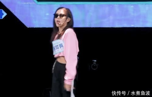 模仿|谢可寅舞台之上模仿蔡徐坤,本人在舞台下的表情太宠溺,带她出道