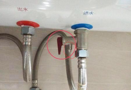  内胆|洗澡的时候热水器通电，“杂牌”内胆炸了，一家三口孩子人没了