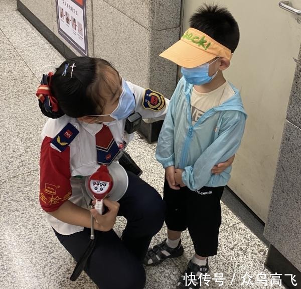 地铁站|贪玩幼童地铁站内走失吓坏爸爸......