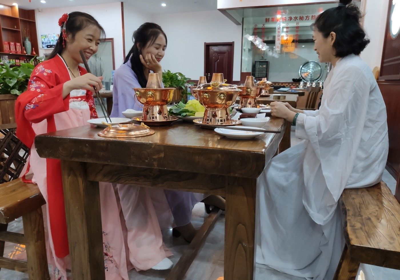 羊汤|山东滨州：美女穿汉服进羊汤店 狂吃火锅引发热议