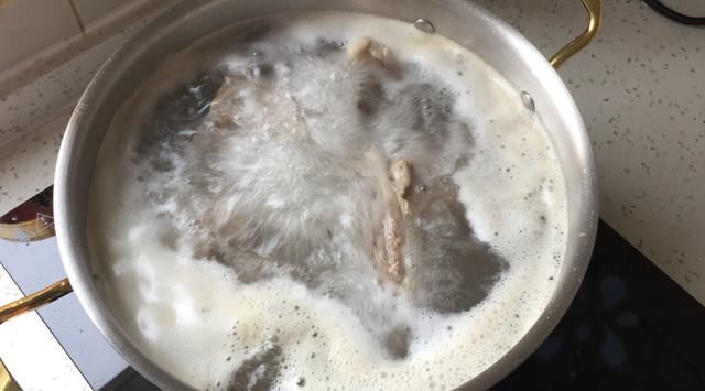  身上|猪身上此部位比排骨还要香，1斤不到10元，炖一锅吃一天