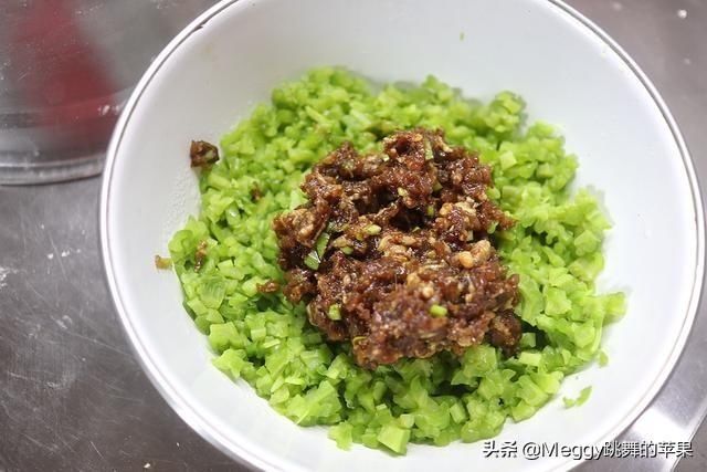  适量|三伏天吃饺子，韭菜馅不如这个菜，清口开胃促食欲，越吃越上瘾
