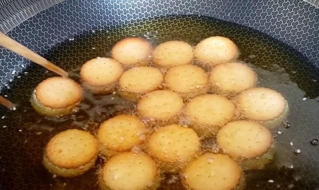  记住|家庭版南瓜芝麻饼：记住两个小技巧，香甜软糯又拉丝，比买的好吃