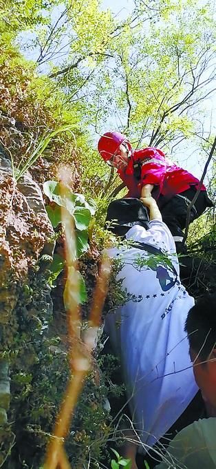 悬崖|贪恋风景误入野山 两名游客被困悬崖边