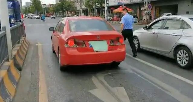  全扣|12分全扣！南海一男子红绿灯前被拦下，只因这个动作……