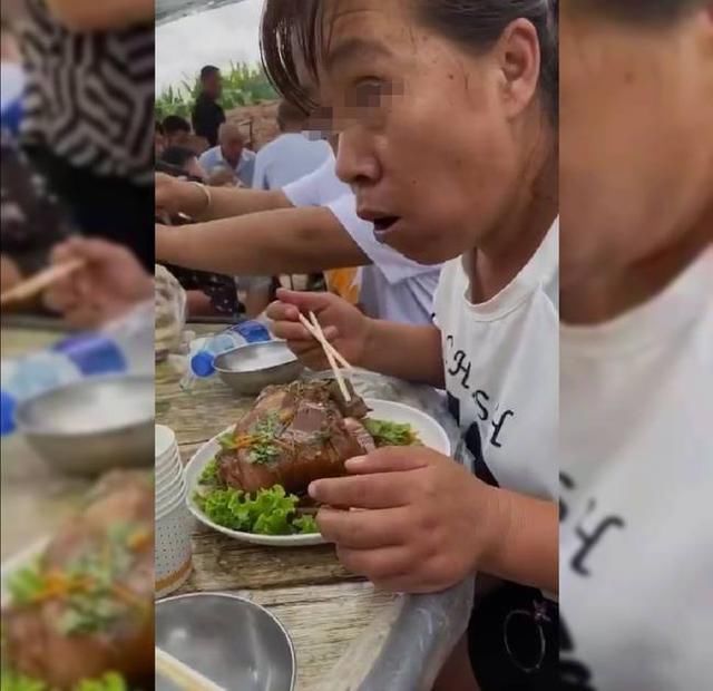 同桌|大妈吃酒席独占大肘子，面对同桌人的质问，大妈：我花钱了