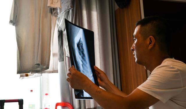  爸爸|因饭晚送了1小时，重病小男孩在病房里被饿哭，爸爸当即发了誓