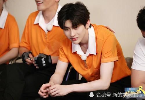  baby和蔡徐坤|《奔跑吧》收官才半个月，baby蔡徐坤就合体录《快本》，姐弟俩站位显眼