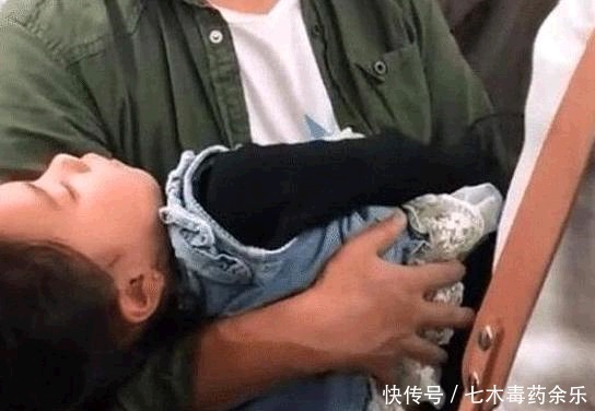 沉睡|爸爸抱沉睡女儿乘地铁，40分钟没人让座，爸爸的举动却让人泪目