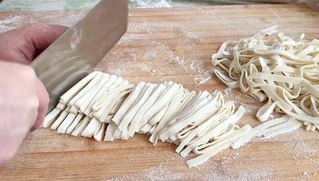 加勺|做手擀面时,和面只加水是不对的,加勺它,面条劲道爽滑不粘连