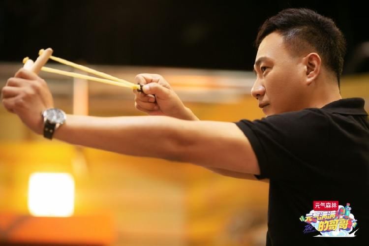  综艺|太霸道？《元气满满的哥哥》胡军回应争议：上综艺做游戏也得认真玩