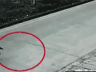  惊险|【实拍】东明街头发生惊险一幕！都看看！