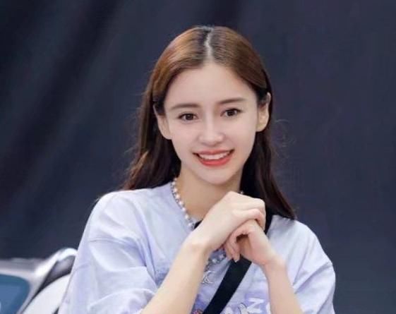  位置|跑男收官大合影，吴宣仪娜比坐一边儿，看baby的位置，太幸福了吧！