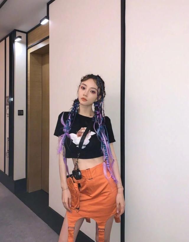  青春|李小璐罕见走机场，穿卡通少女T恤大秀“牛奶腿”，嫩到看不出39