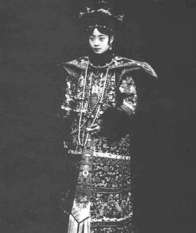 照片中|晚清旧照末代皇后婉容大婚时，倾国倾城，图2是乱成一团的龙床