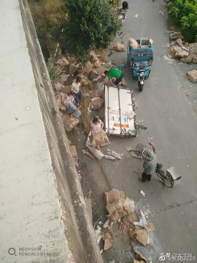  拉走|货车高速遇事故，7吨猪肉遭哄抢，连车门都被拉走！后续来了