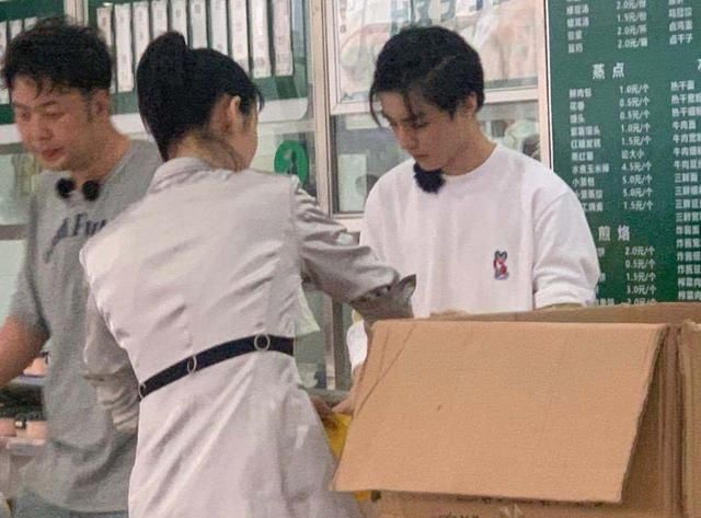 中餐厅|王俊凯最新路透来袭,路人随手拍下生图,身高太令人心动了