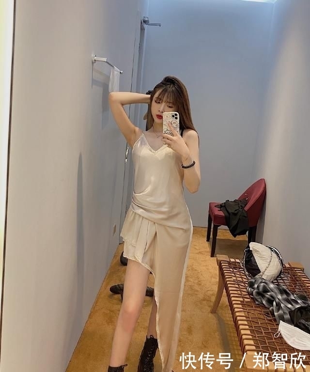  吊带|细吊带搭配亮色紧身瑜伽裤，一秒穿出欧美范，又美又飒