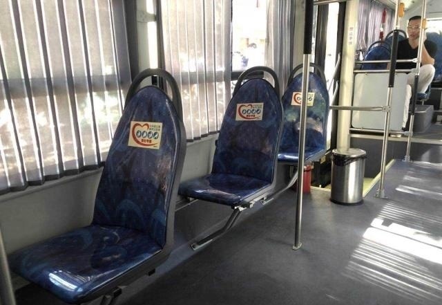 老人|到了超市才发现老人最“真实”的一面，公交车上该给他们让座吗？