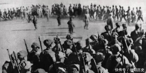  包围|在被日军包围后, 他提出了和所有人相反的意见, 没有损失冲出了敌人的包围