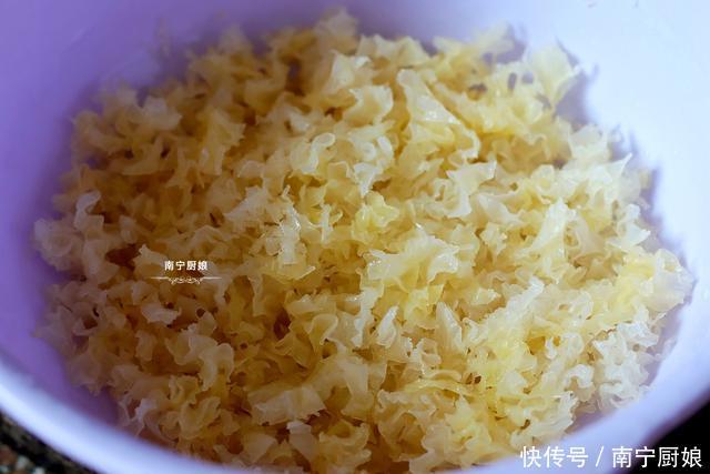 梨子|梨子别再生吃了，拿来和银耳炖汤，每天喝一碗，清热润肺、去秋燥