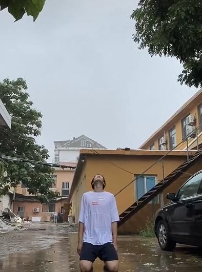 跳高|跳高名将张国伟跪泥水中淋雨，全身湿透画面心酸