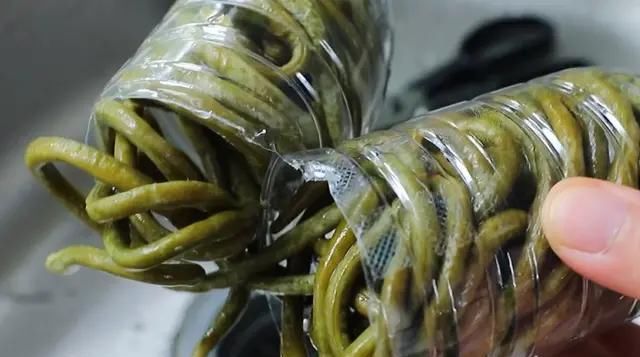 老坛|矿泉水瓶腌酸豆角，酸得正宗，久放不生花，比老坛做的还要好吃！