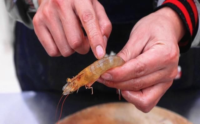  一大|去虾线、还在用牙签太老套了！老渔民教你1招，分分钟剥完一大盆