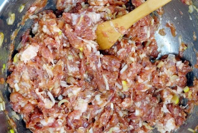  腥味|调肉馅，先加盐还是先加油？教你正确做法，肉馅鲜香没腥味