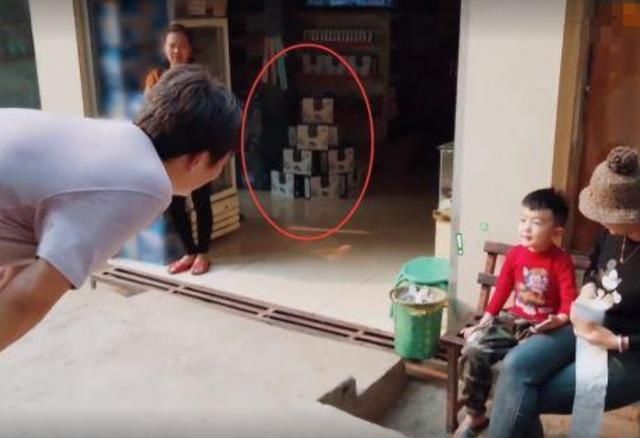 黄磊|《向往4》黄磊在村里发现小卖部,看清商品后,这下彻底露馅了