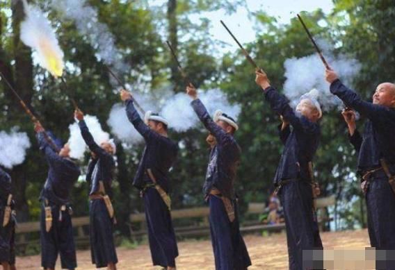 人手|唯一不禁枪的地方,老人小孩人手一支从不离身,政府从不干涉