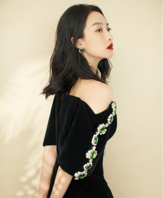  看着特别|宋茜越来越有“阔太”感，抹胸裙上“亮钻”加“宝石”，真有范